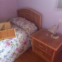 Letto singolo, comodino e mensole