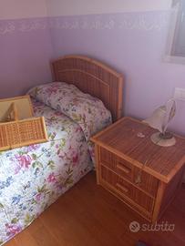 Letto singolo, comodino e mensole