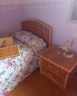 Letto singolo, comodino e mensole