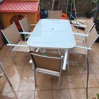 tavolo con sedie da giardino