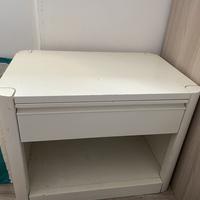 Comodino bianco con cassetto