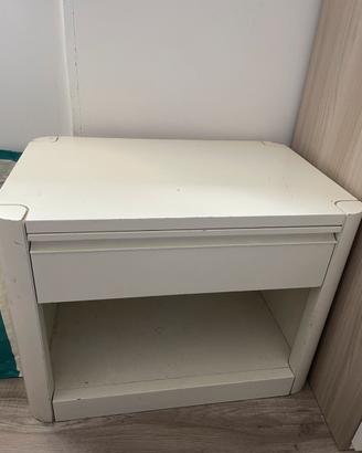 Comodino bianco con cassetto