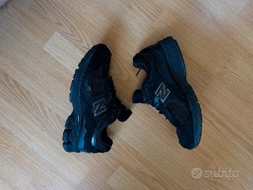 New Balance 2002R Black Triple Black Taglia 43