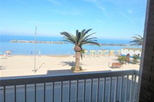 Cupra marittima a 10 metri dalla spiaggia