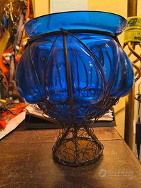 Ciotola in vetro blu con struttura in metallo