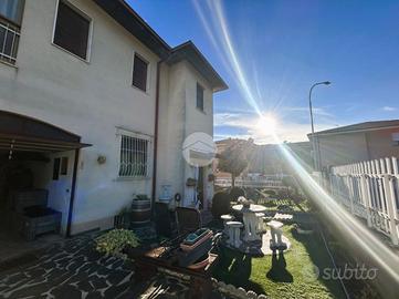 VILLA A SCHIERA A ROVATO