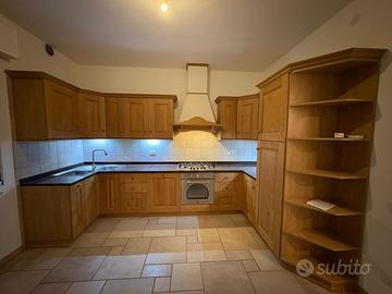 Cucina in legno massello rovere