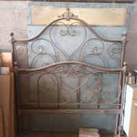 Antico letto in ferro battuto