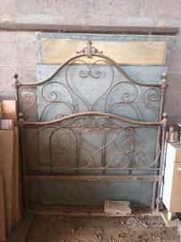 Antico letto in ferro battuto