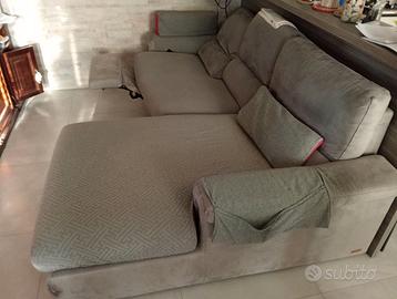 Divano 3 posti con penisola e poggiapiedi