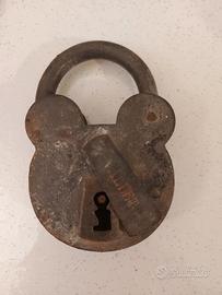 Antico lucchetto in ferro grande