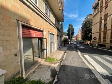 Locale commerciale via aurelia
