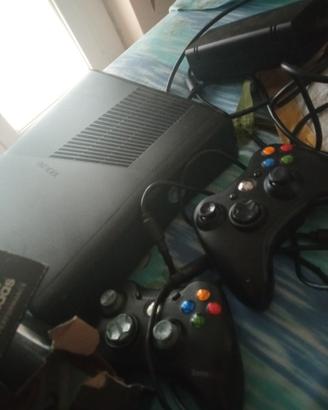 Xbox 360 pezzi di ricambio e 2 joystick più giochi