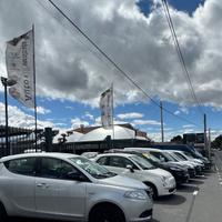 Piazzale rivendita auto