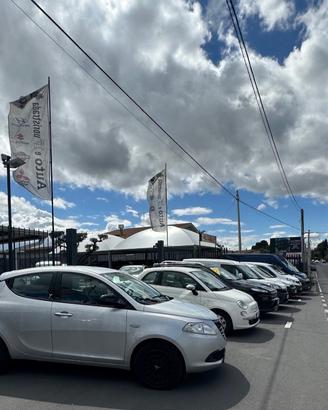 Piazzale rivendita auto