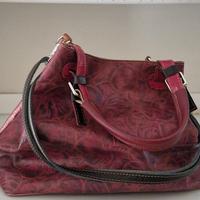 borsa di pelle rossa con tracolla e a mano 