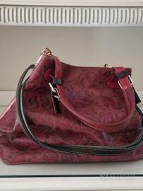 borsa di pelle rossa con tracolla e a mano 