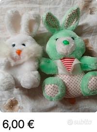 Peluche coniglio bianco e verde appena comprati