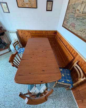 Tavolo con panca e sedie