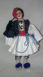 Bambola maschile in costume tradizionale greco 