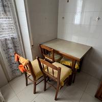 tavolo con 3 sedie e sgabello