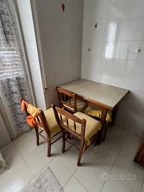 tavolo con 3 sedie e sgabello