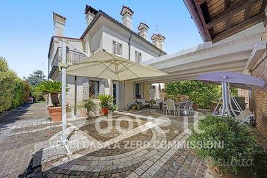 Casa indipendente di 320 m² con più di 5 locali e 