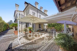 Casa indipendente di 320 m² con più di 5 locali e 