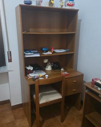 scrivania con sedia