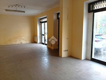 NEGOZIO A LANGHIRANO