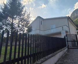 Villa bifamiliare con giardino a Contrada
