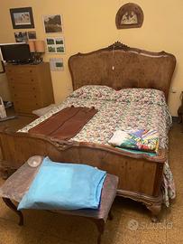 Camera da letto d'epoca in radica di noce