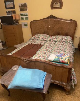 Camera da letto d'epoca in radica di noce