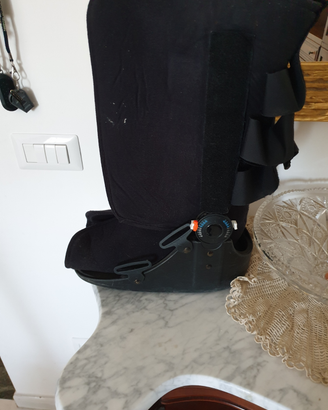 Tutore regolabile per tibio tarsica