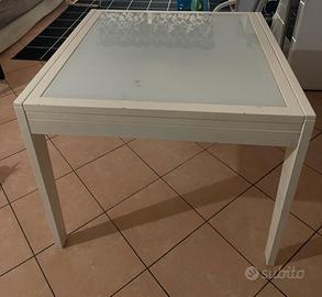 Tavolo bianco con vetro allungabile