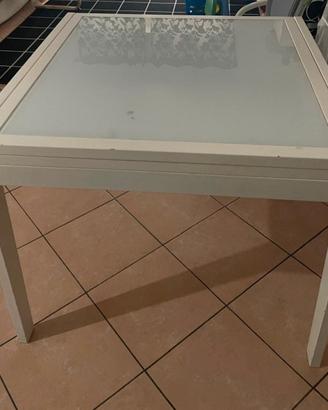 Tavolo bianco con vetro allungabile
