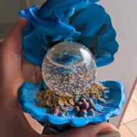 souvenir palla di vetro con delfini e conchiglia