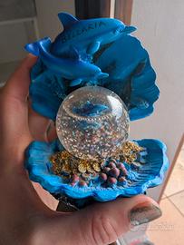 souvenir palla di vetro con delfini e conchiglia