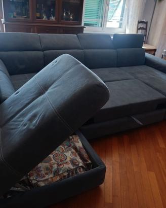 Divano letto doppio angolo.