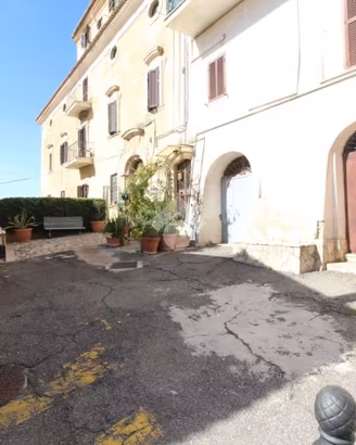 3 LOCALI A MONTORIO ROMANO