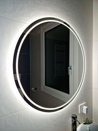 Specchio grande con illuminazione