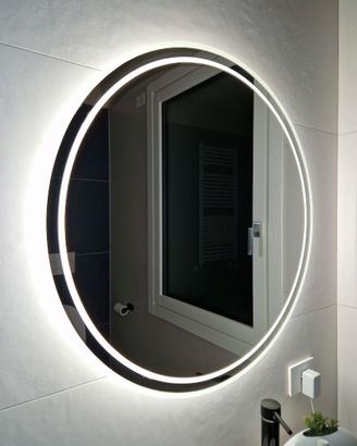 Specchio grande con illuminazione