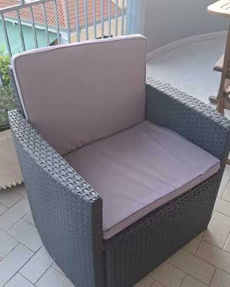 Poltrone, tavolino contenitore e divanetto in ratt
