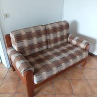 Divano con struttura in legno a vista