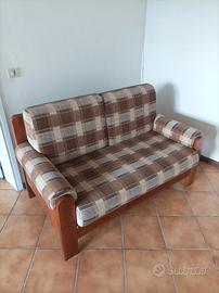 Divano con struttura in legno a vista