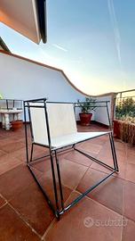 Poltroncina minimalista di design