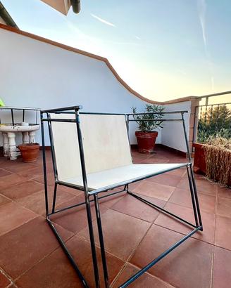 Poltroncina minimalista di design