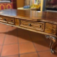 Tavolo basso di legno con cassetti
