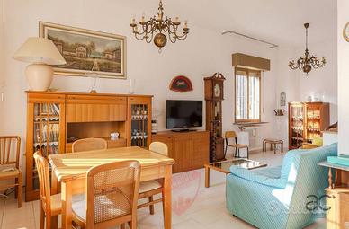 Villa Singola con ampio spazio esterni in Via Priv