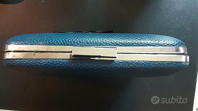 Pochette azzurra in pelle vegana